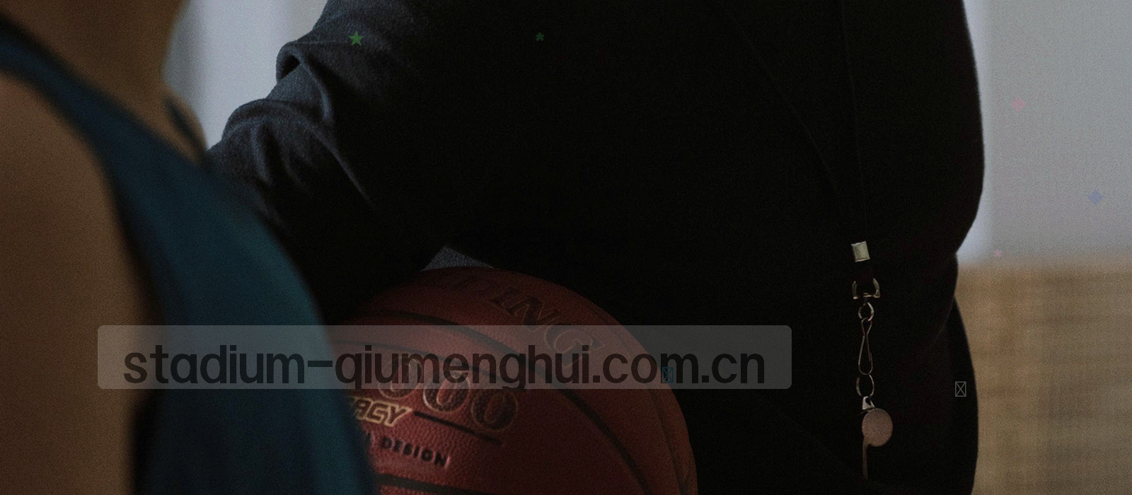 夜间数据控制室的屏幕墙上显示抽象赛程表与折线数据图